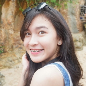 "senyum seorang gadis muda"