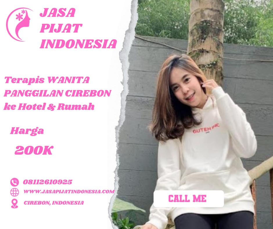 Terapis wanita melayani pijat refleksi untuk klien perempuan di Cirebon